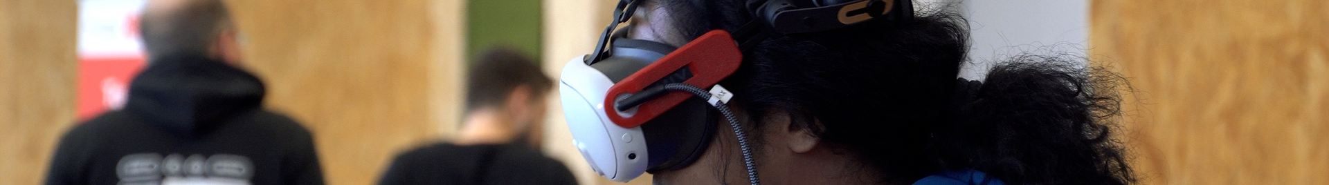 Mann mit VR-Brille