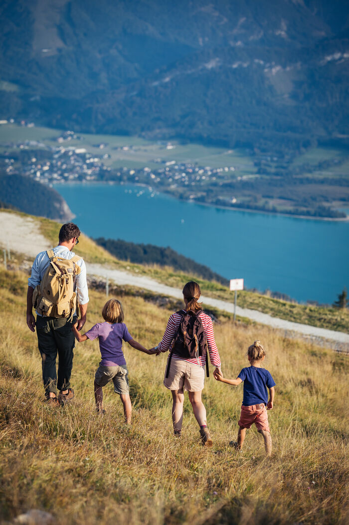 Wandern mit Familie vom Schafberg in Richtung Wolfgangsee