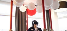 Frau mit VR-Brille in einem Heißluftballon