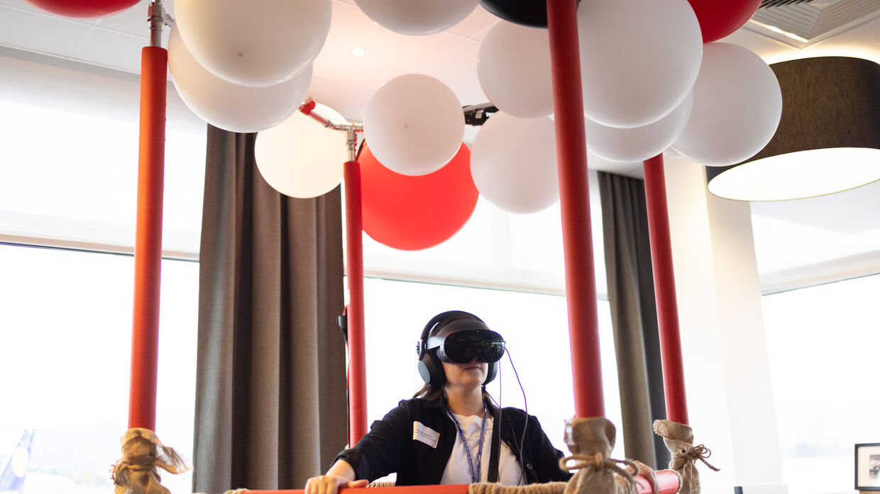 Frau mit VR-Brille in einem Heißluftballon