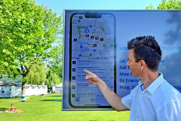 Herr vor einer Abbildung der App
