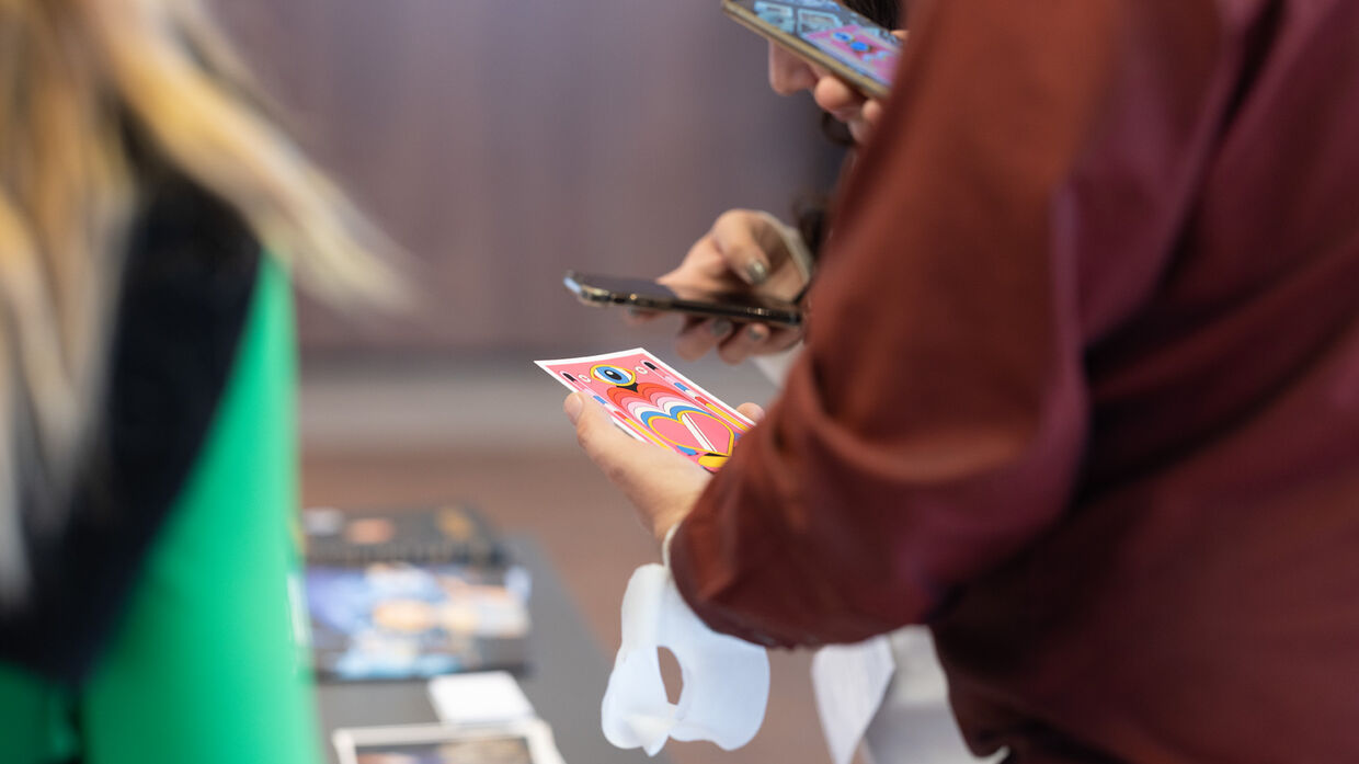 Personen scannen eine digitale Postkarte