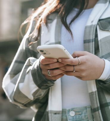 Frau mit Handy in der Hand