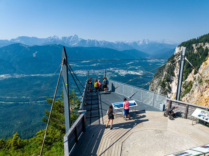 Eine Aussichtsplattform auf dem Berg Dobratsch mit Panoramablick