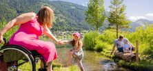 Familie beim Baden und Spielen am Weissensee