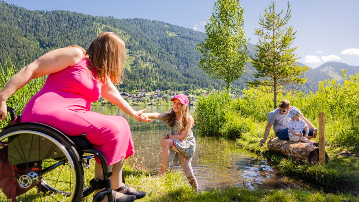 Familie beim Baden und Spielen am Weissensee