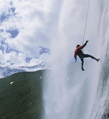 Kletterer bei Wasserfall im Tuxertal, Tirol 