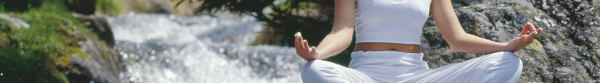 Yoga am Bachufer