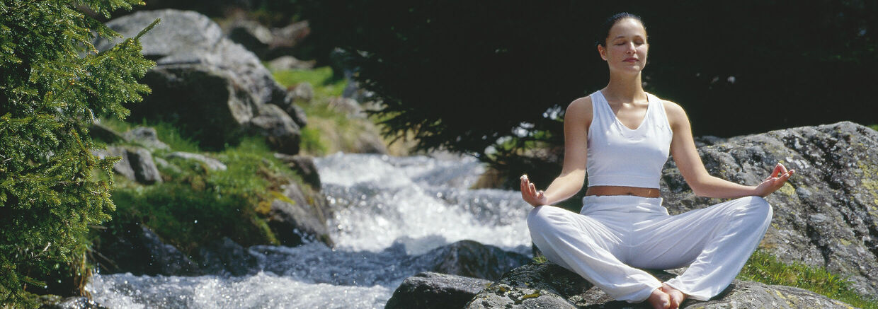 Yoga am Bachufer